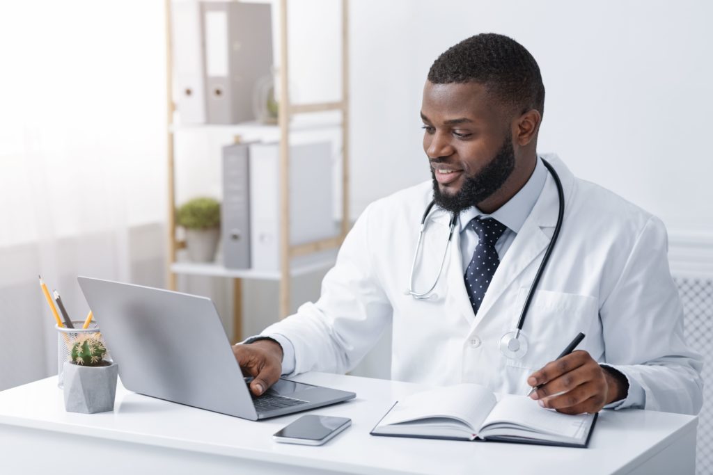 Friendly Black Doctor Making Online Check Up Using 9yzerzu (2) - RA Soluções Corporativas | Contabilidade no Rio de Janeiro e para todo o Brasil